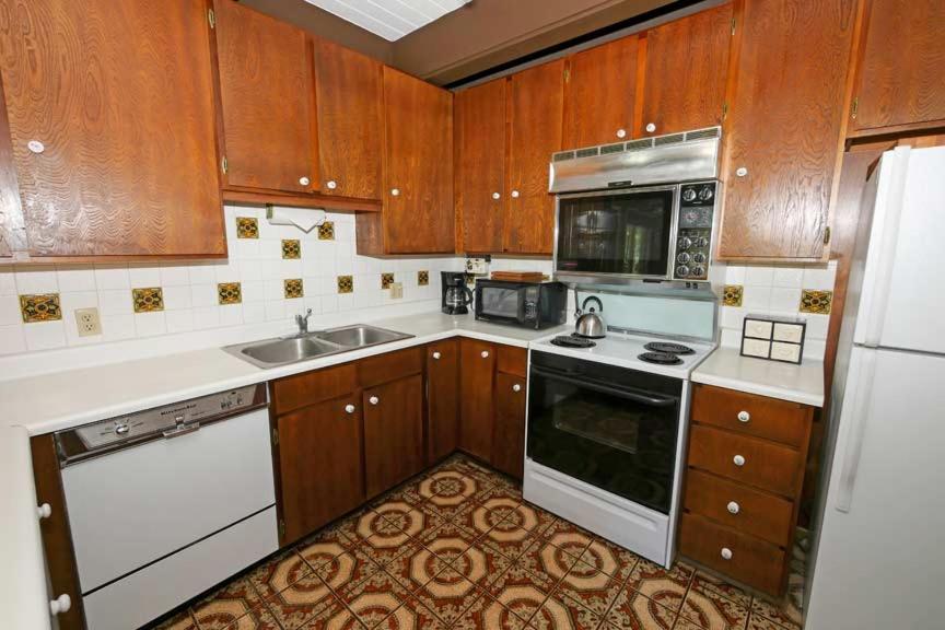 Popular attractions Area Nearby Property